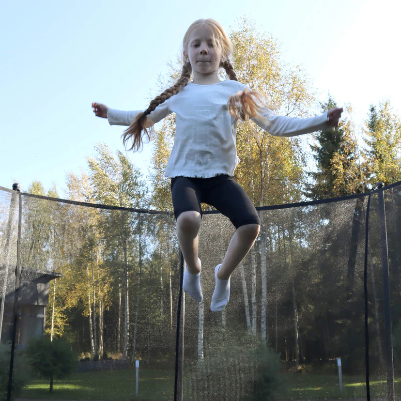 Mädchen springt auf ACON Air