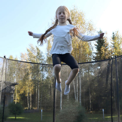 Mädchen springt auf ACON Air