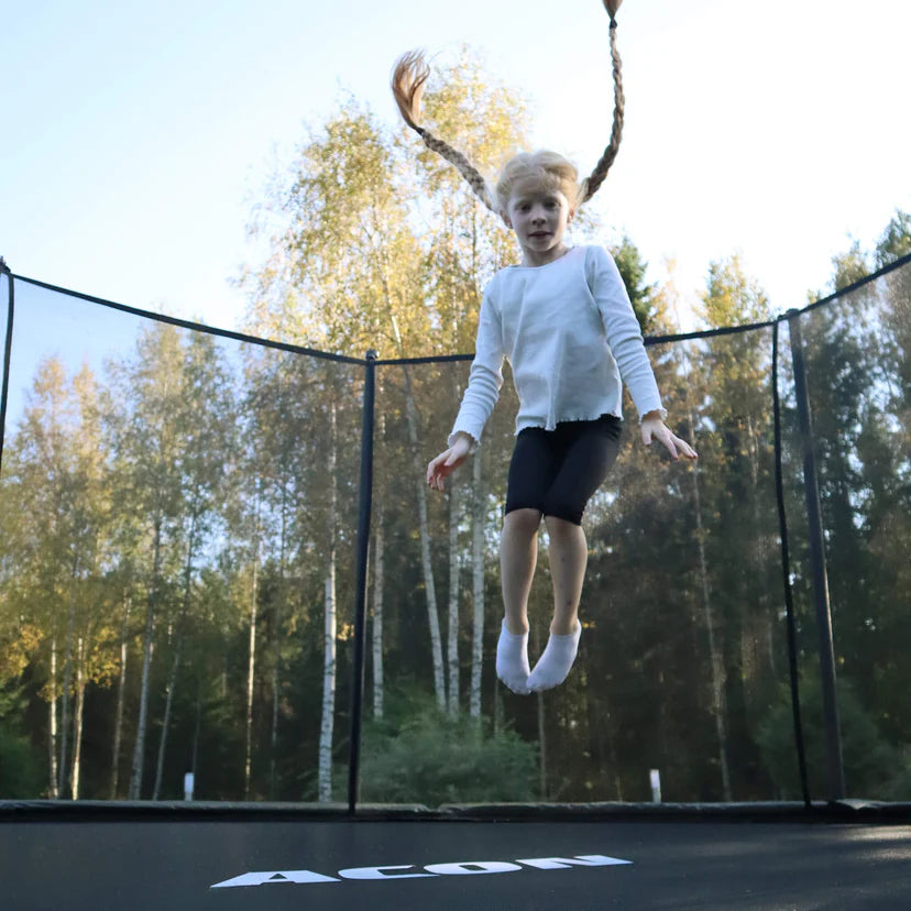 Mädchen springt auf ACON Air