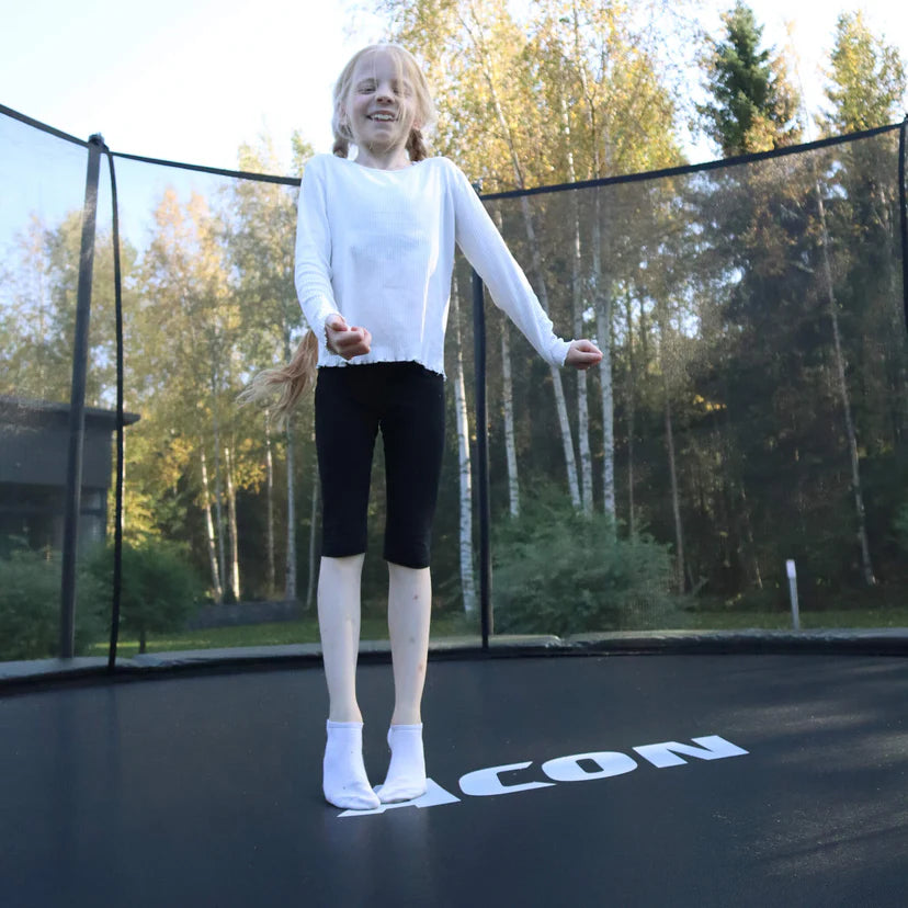 Mädchen springt auf ACON Air