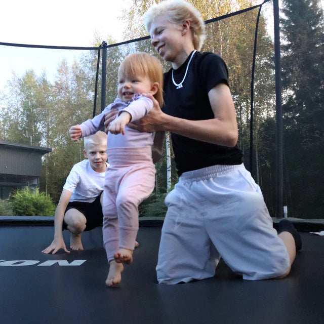 Drei Kinder auf dem ACON Air